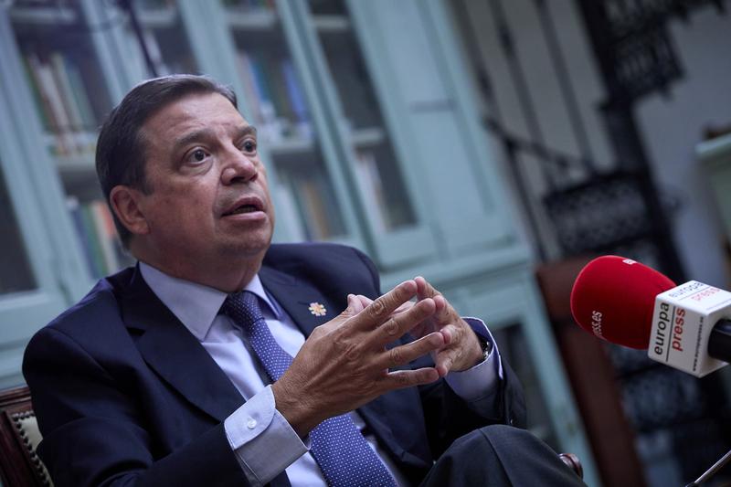 Planas anuncia decreto de ordenación de granjas de vacuno en otoño y pide precios «justos» para sector lácteo