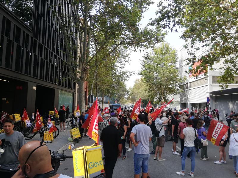 Trabajadores de Glovo se concentran ante la sede para reclamar mejoras laborales