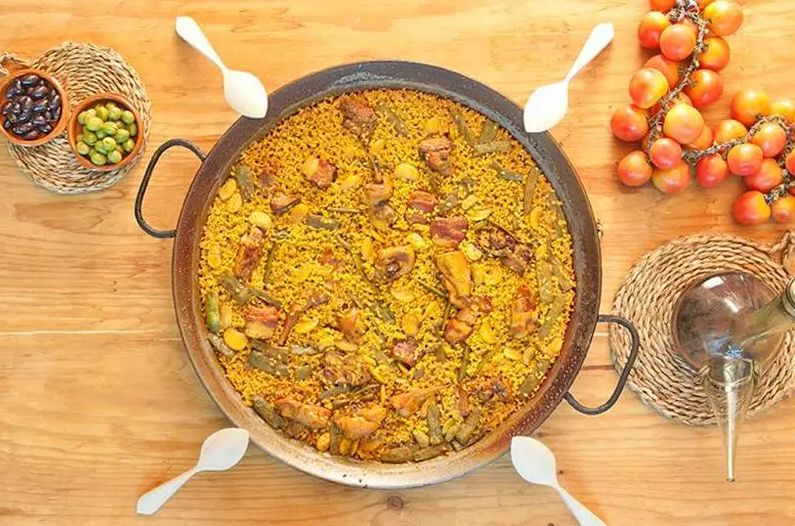 Cosas que nunca debes echarle a la paella si no quieres que se enfaden