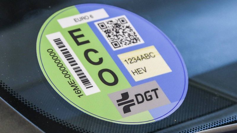 ¿Cómo son las nuevas etiquetas emitidas por la DGT?
