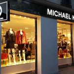 Caída de ventas: Michael Kors y Versace no encuentran su lugar en el lujo