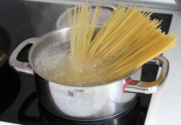 No tirar el agua con el que preparamos nuestra pasta