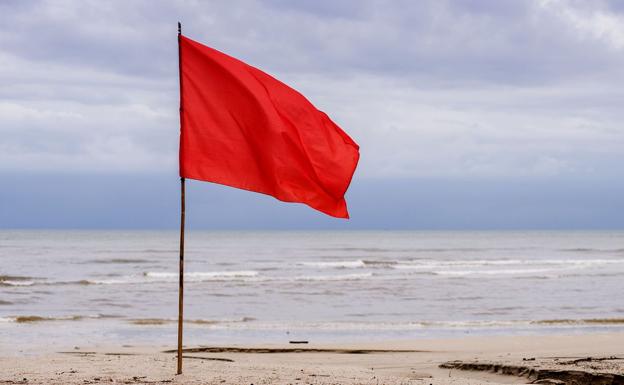 Qué puede indicar la bandera roja en la playa