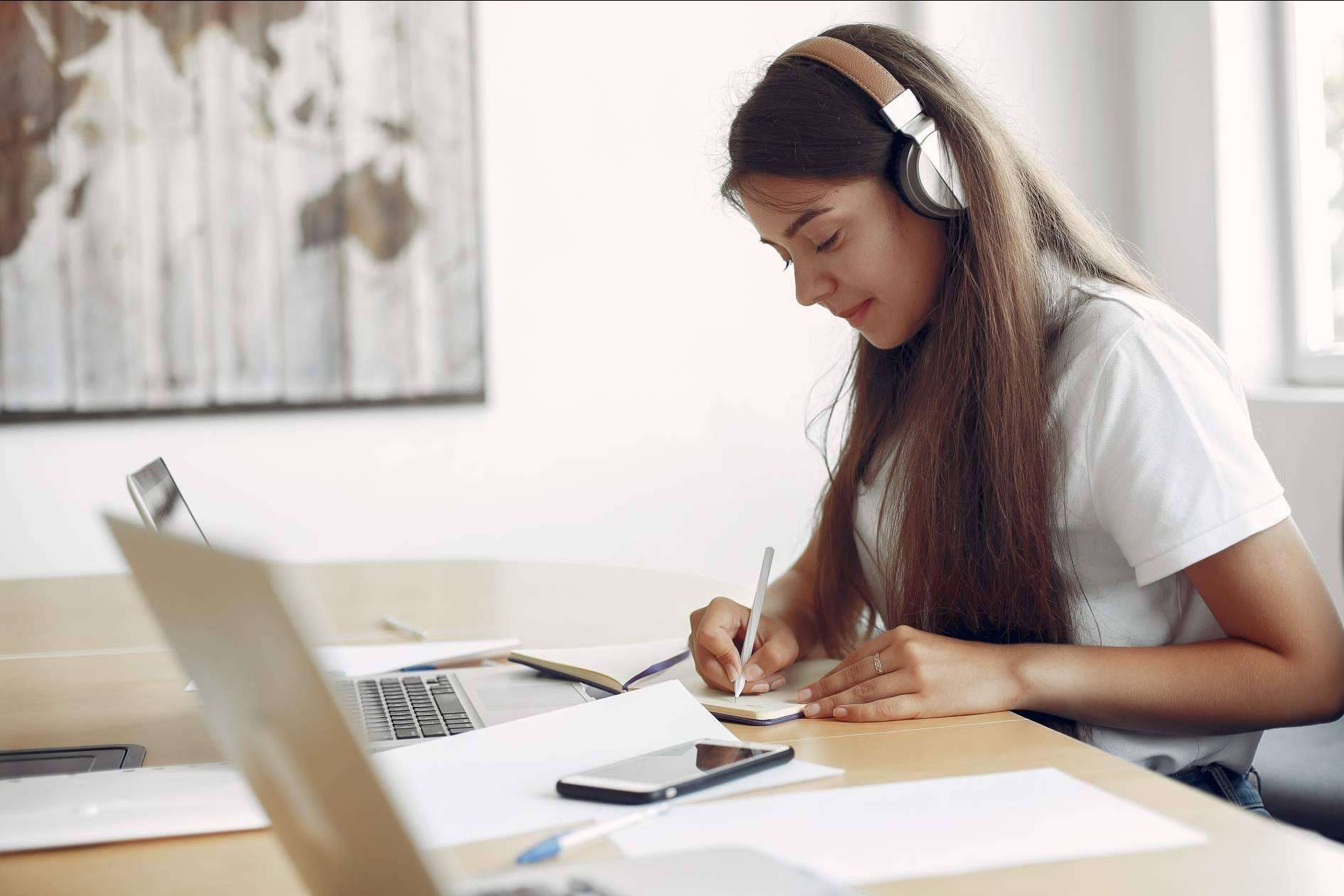 Aprobar el TFG es sencillo con la academia online Ayuda Universitaria Cum Laude