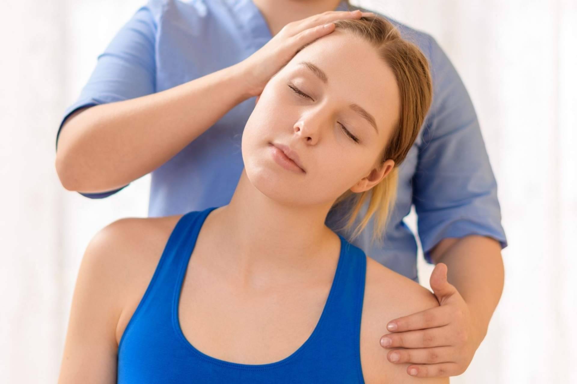 La fisioterapia para mejorar las migrañas, cefalea y ATM, por Clínica Viasalud