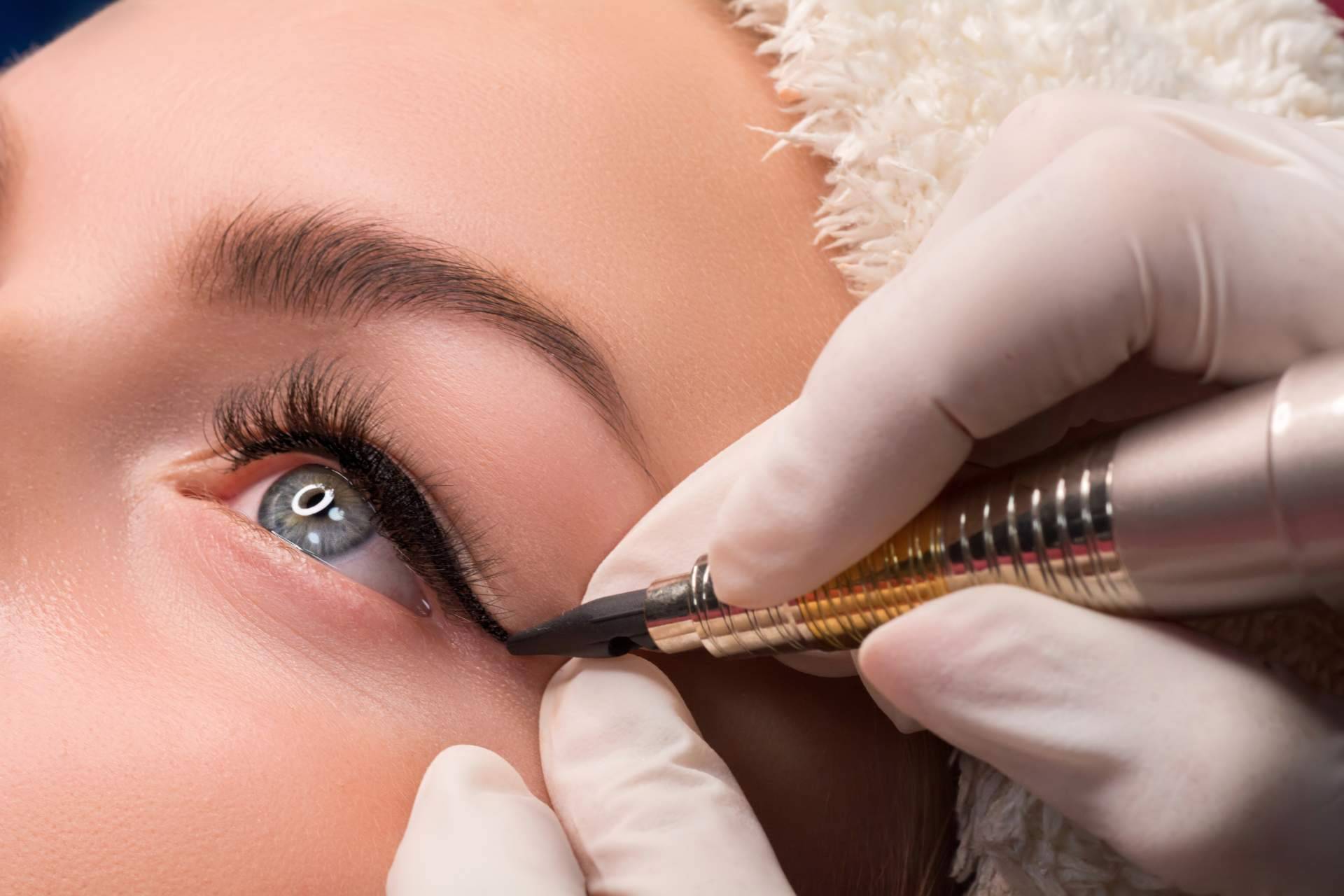 Distrito Wellness Concept realiza maquillaje permanente en cejas, ojos y labios