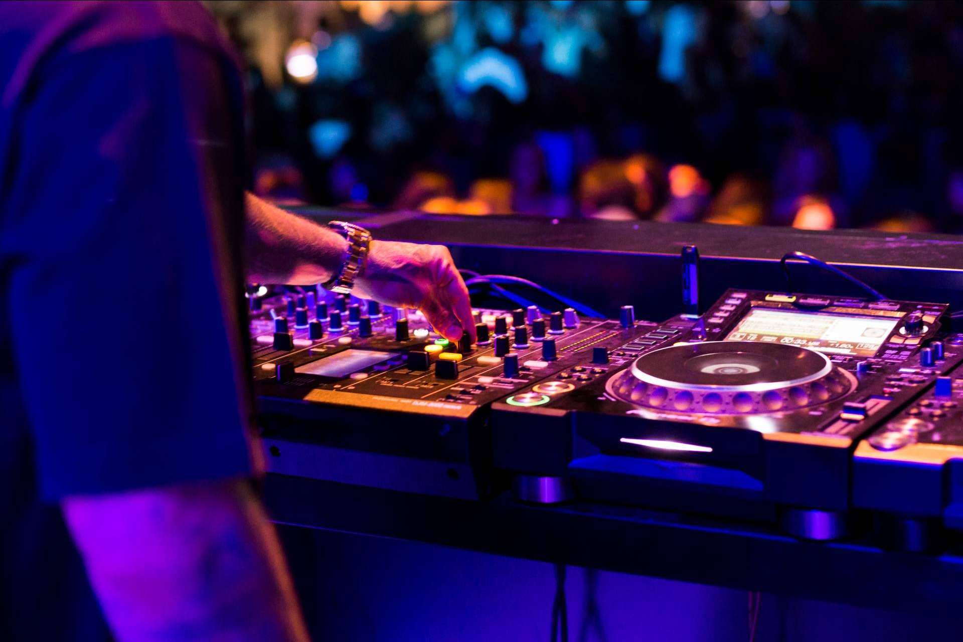 DJ con la mejor música para eventos y fiestas privadas con Iñaki Musik