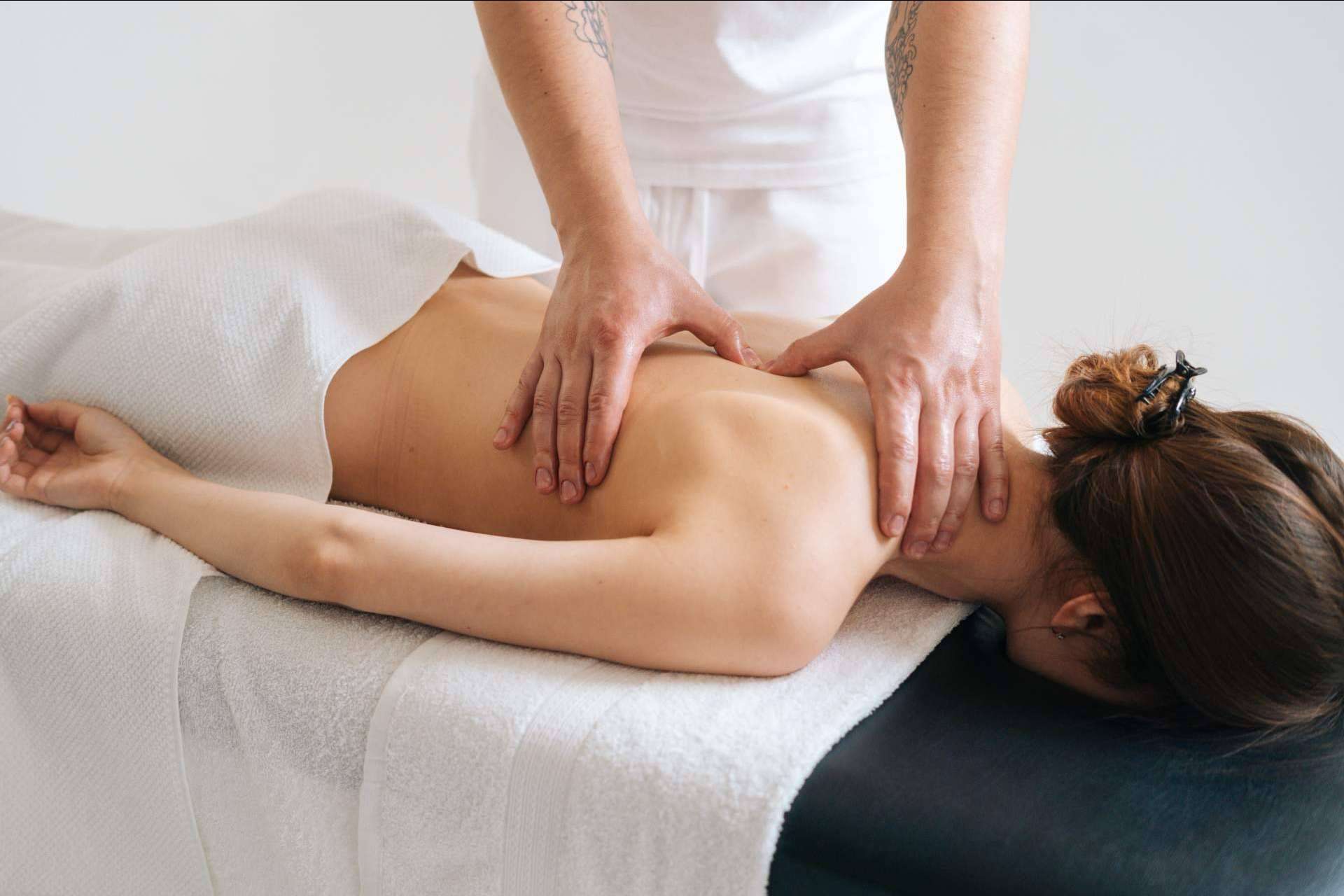 bienestar y beneficios que se consiguen a través de los masajes descontracturantes