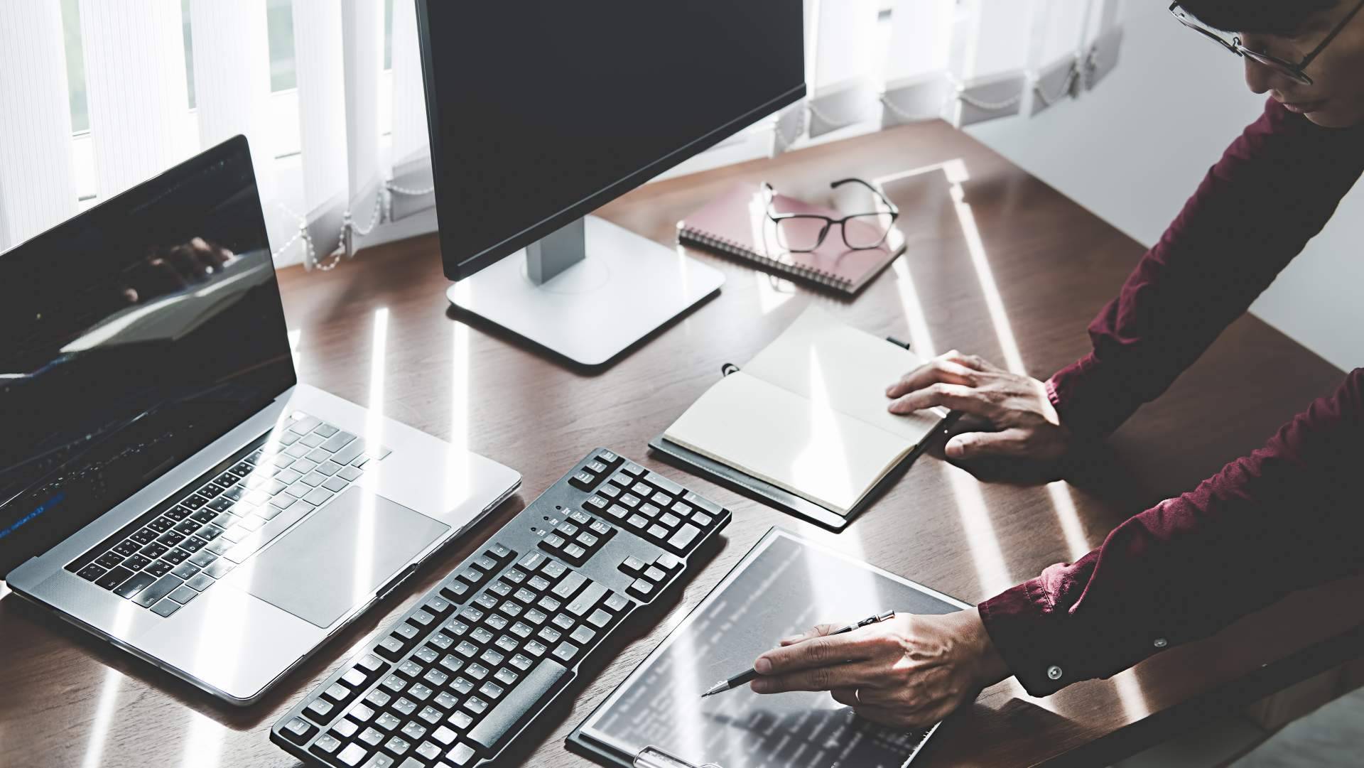 La empresa Caverna Tecnológica se encarga del desarrollo de aplicaciones móviles y páginas web