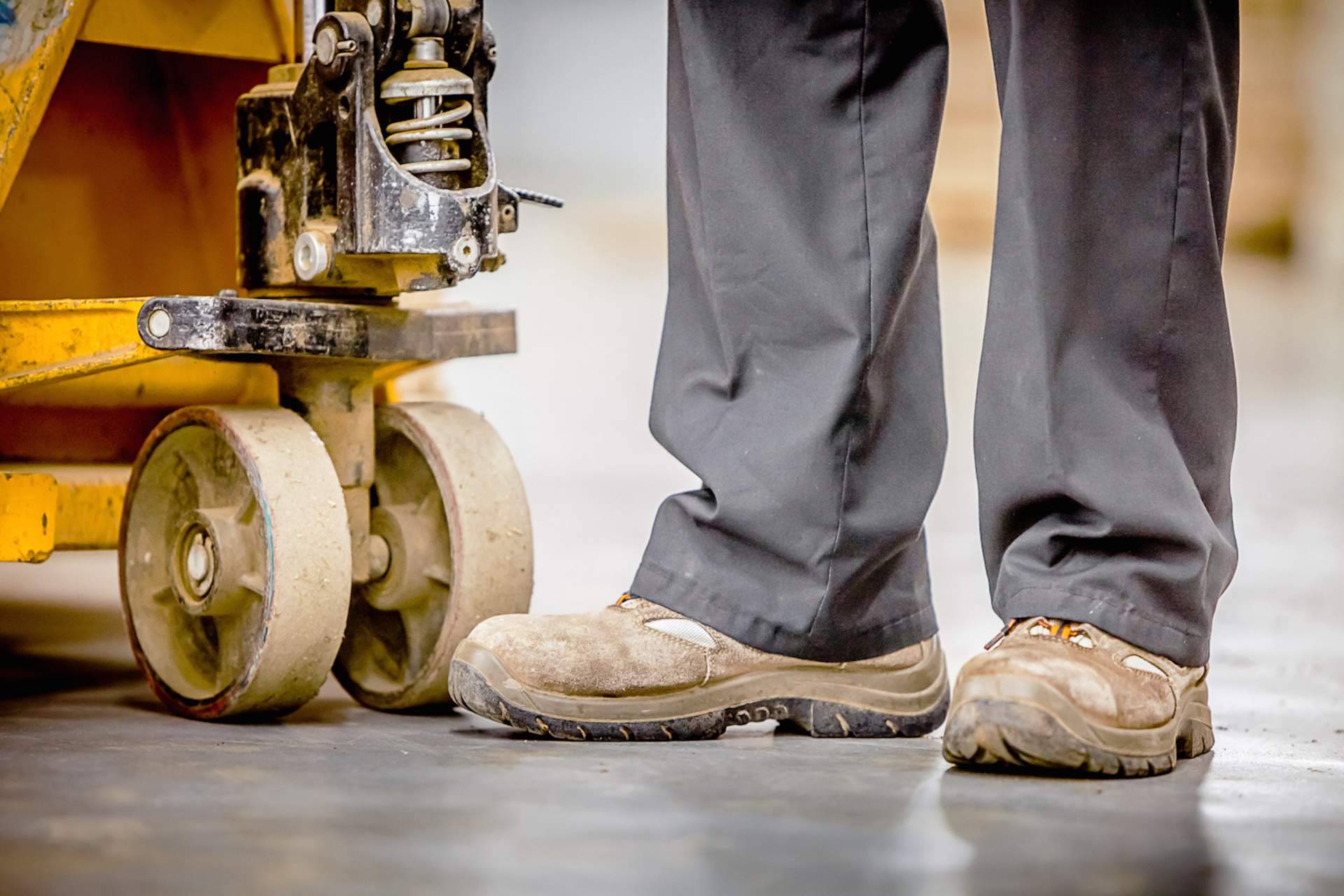 Comprar zapatos de seguridad de calidad en la compañía Suministros Tomás Beltrán