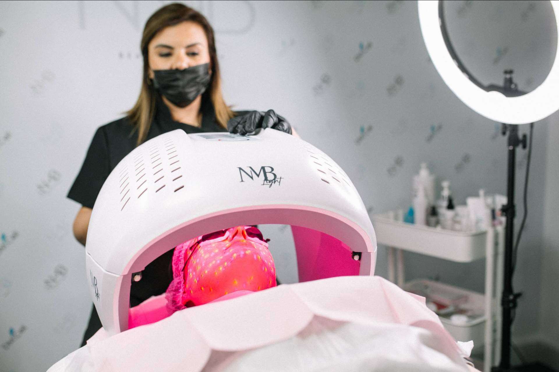 Cursos de formación en toda España por la academia de estética avanzada NMBeauty Academy