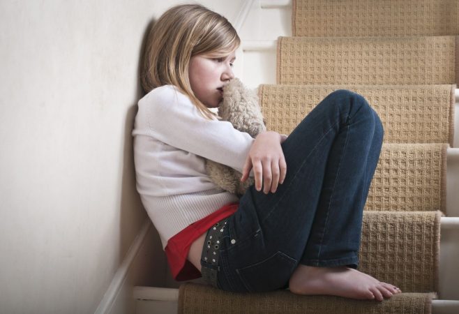 niña triste bullying Merca2.es