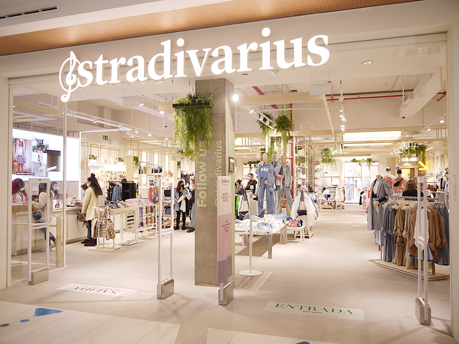 Stradivarius: el vestido ganchillo y otros que se han puesto de moda