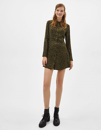 Vestido camisero Bershka sencillo estampado