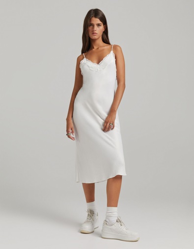 Vestido midi Bershka midi satinado blanco