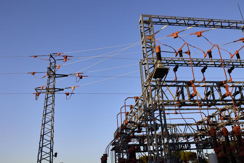 El precio de la luz bajará este martes hasta los 127,36 euros por MWh