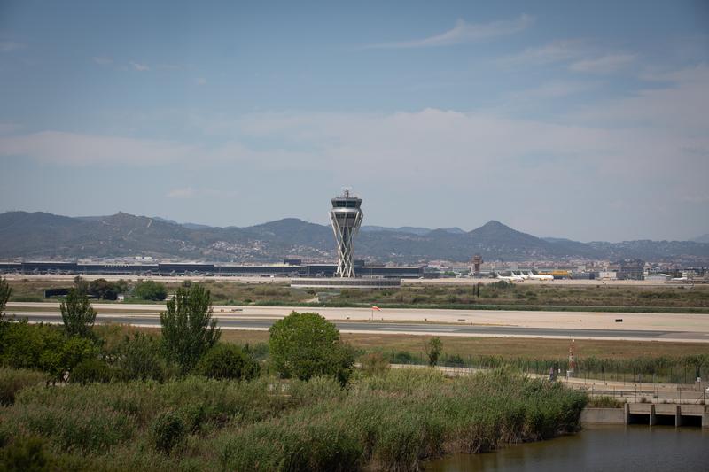 Aena «no ve alternativa» a ampliar El Prat alargando la pista por La Ricarda