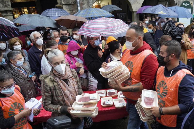 Ganaderos regalan más de 1.000 kilos de carne en Compostela en protesta contra los bajos precios