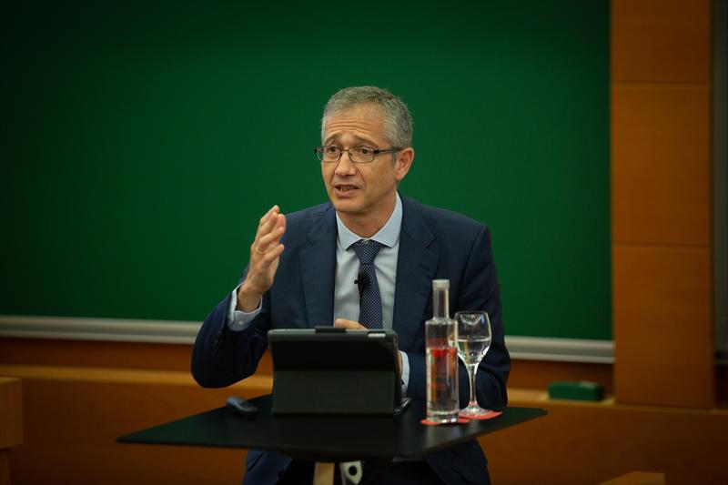 De Cos (BdE): los beneficios de Basilea III no se lograrán si la implantación no es completa y en plazo