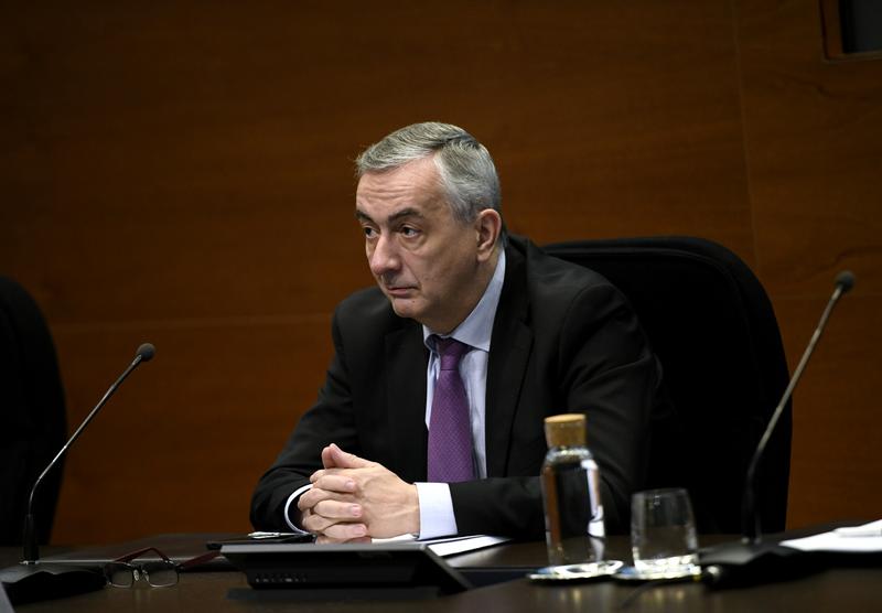 Funcas anticipa más fusiones y ajustes de plantilla en el sector bancario