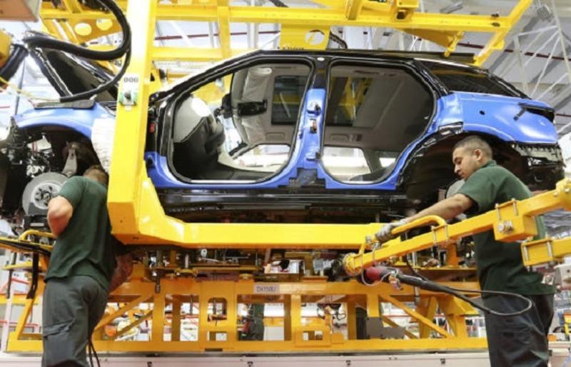 La producción de vehículos cae un 25% en los ocho primeros meses en comparación con 2019