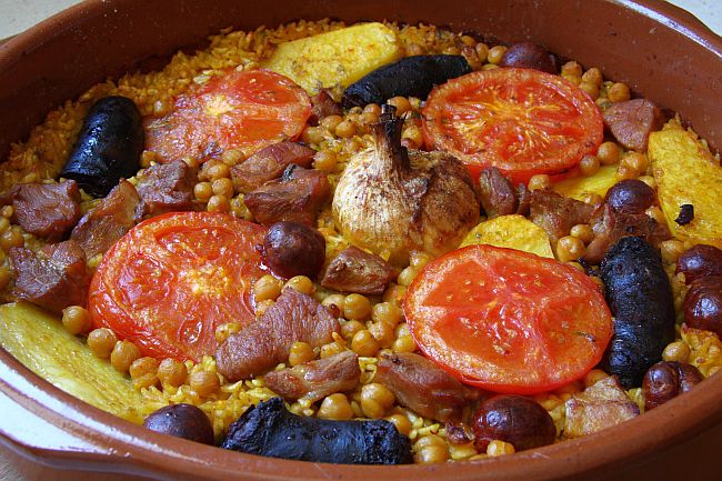 Así es el arroz al horno que mezcla la paella y el cocido