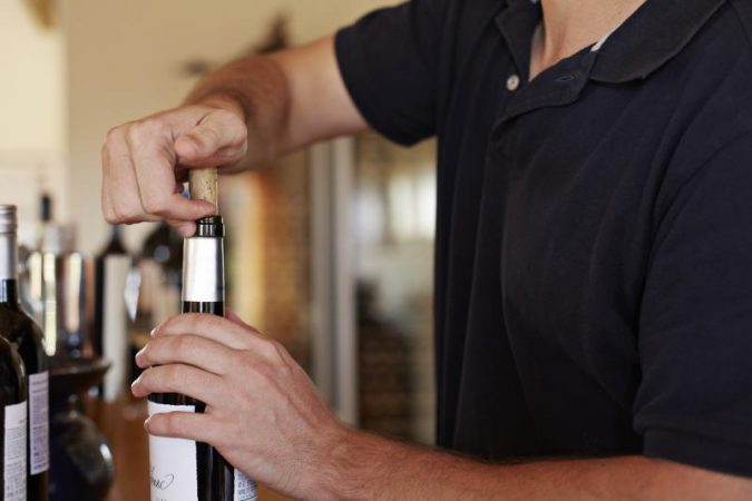 Como colocar el corcho nuevamente en la botella de vino