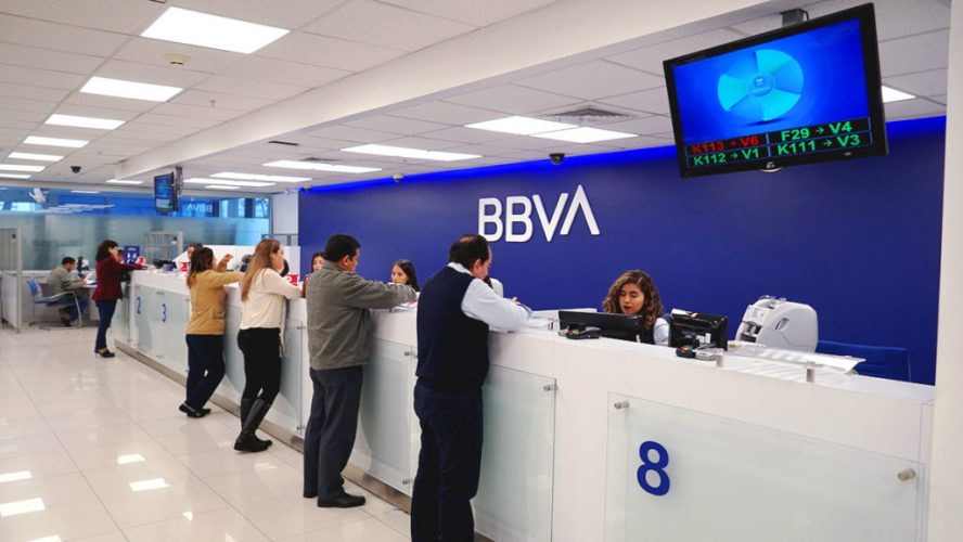 BBVA y Banco Santander se la juegan en Colombia con Gustavo Petro