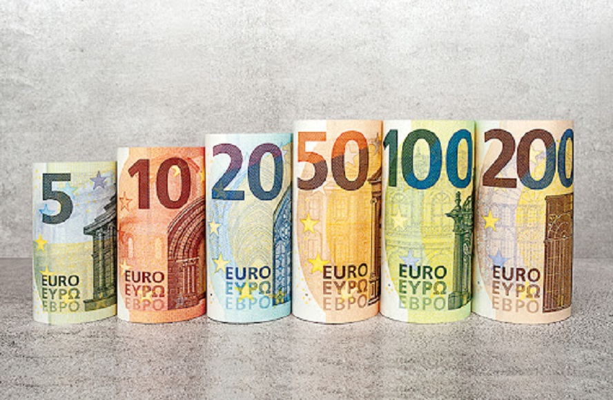 Salarios modestos, la vía de ascenso de los jóvenes en la banca española