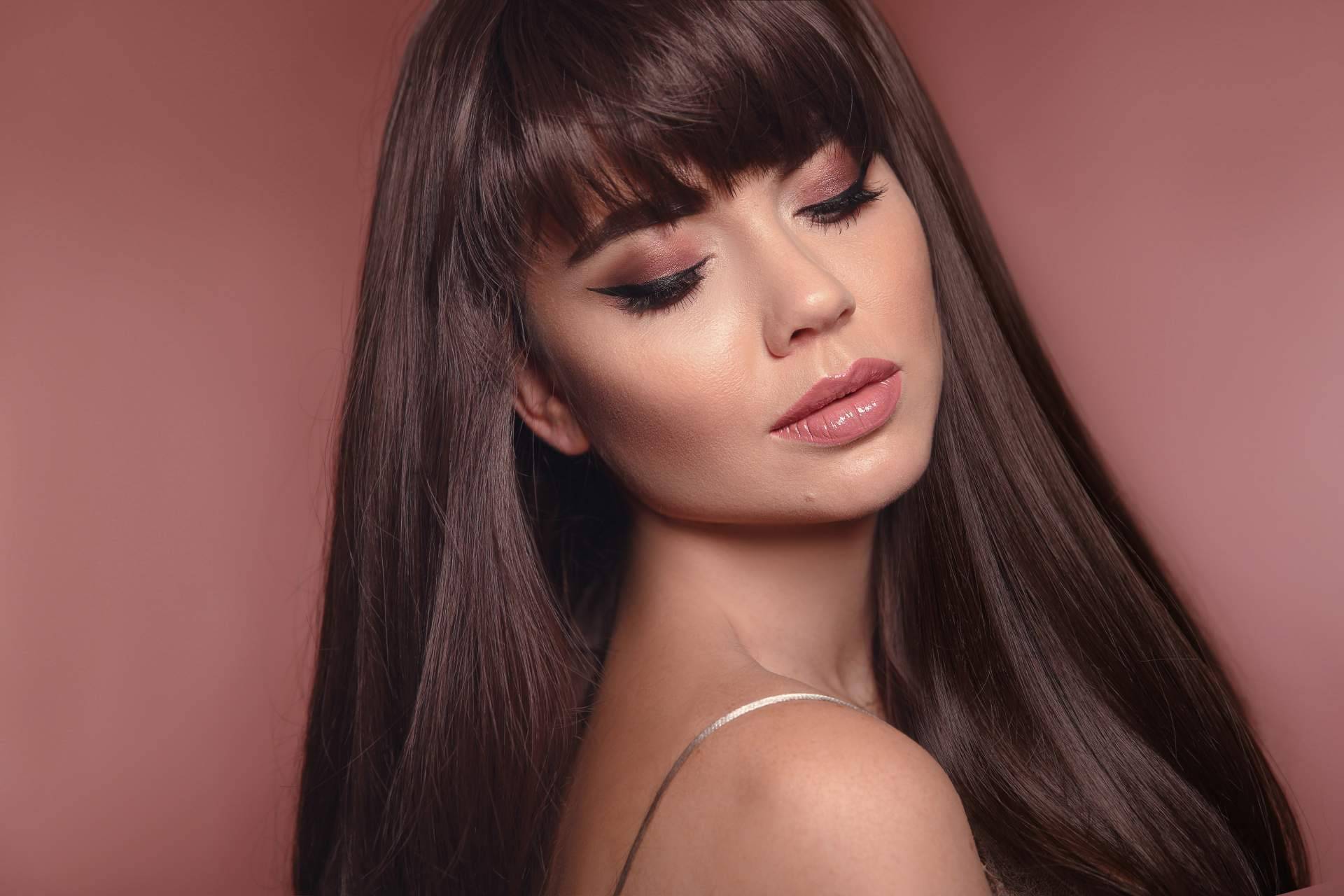 A de Ahorro dispone de las nuevas tendencias de maquillaje con eyeliner y rubor