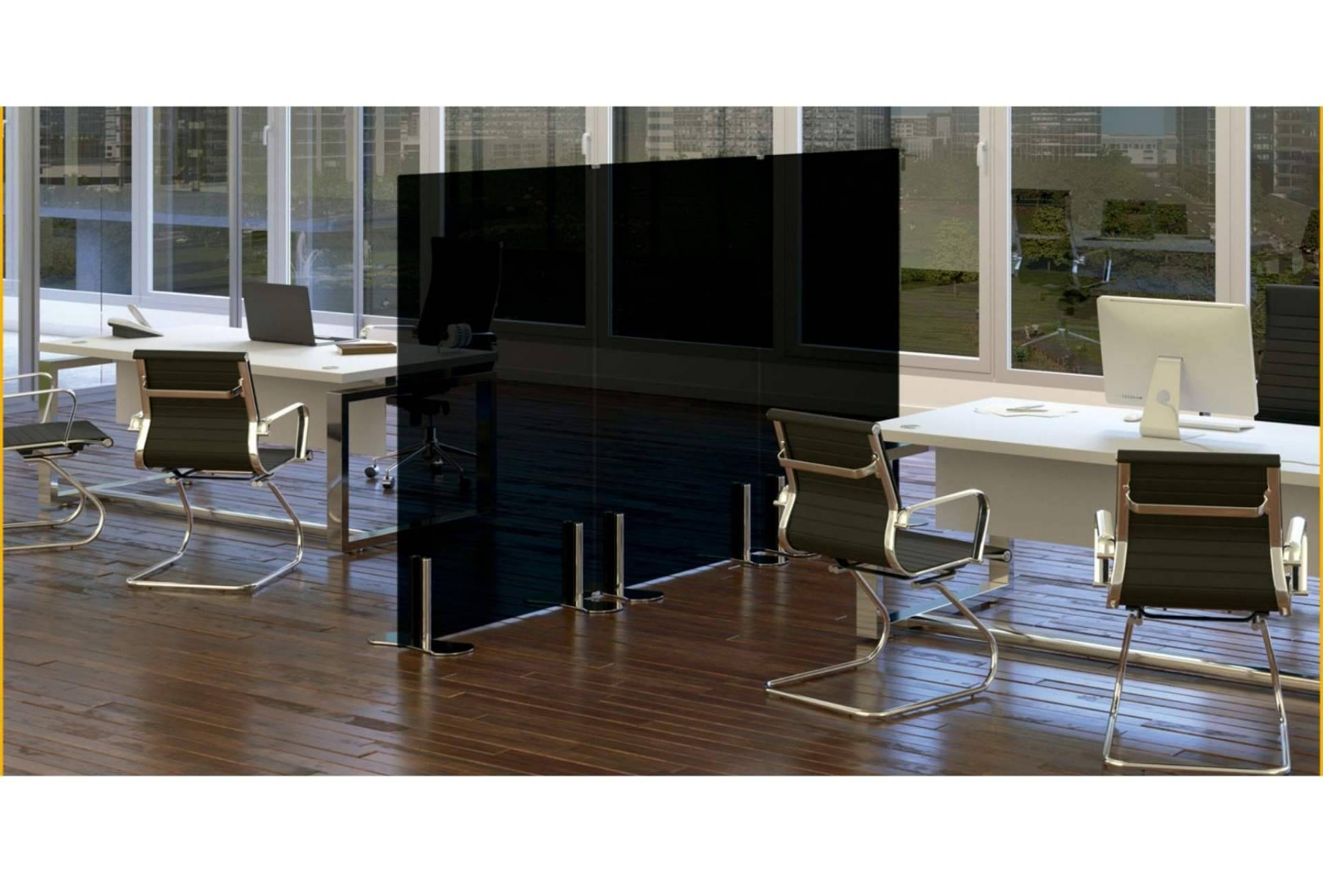 Officedeco ofrece los biombos de cristal para una vuelta a la oficina segura y con estilo