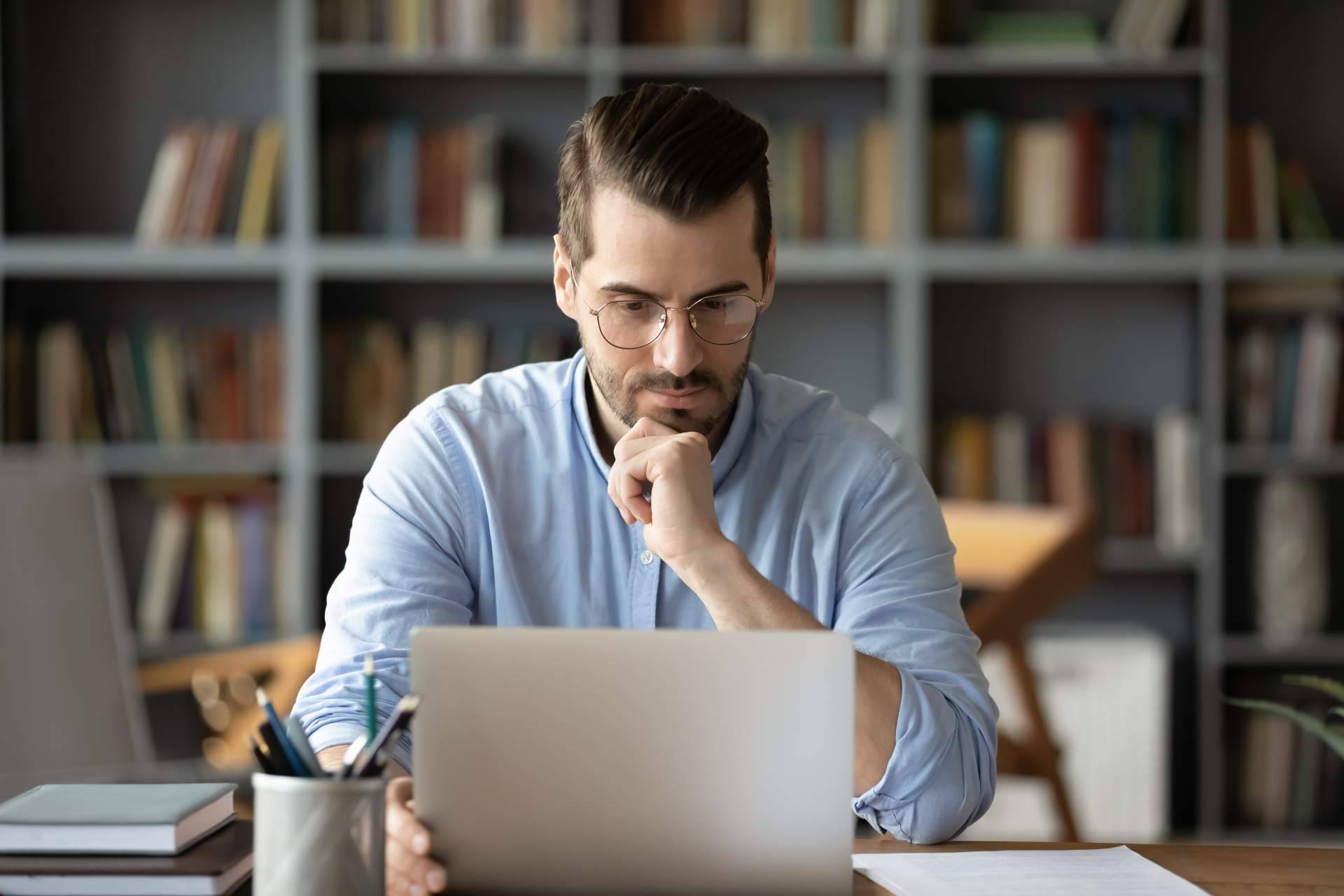 La opción gratuita y en español del Turnitin es el software antiplagio de Ayuda Universitaria