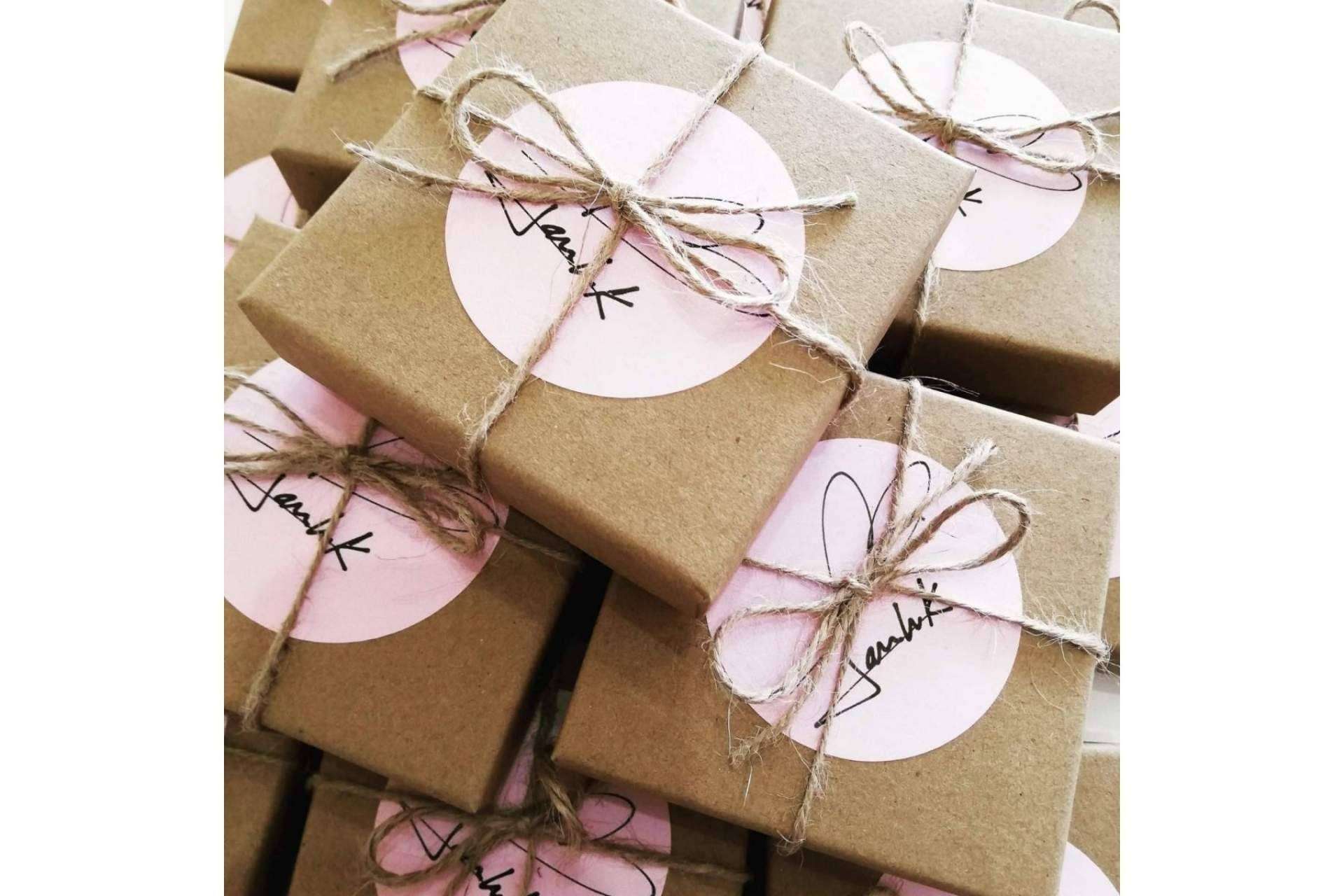 El extenso catálogo de detalles originales y personalizables para bodas de la empresa Janlukdesign