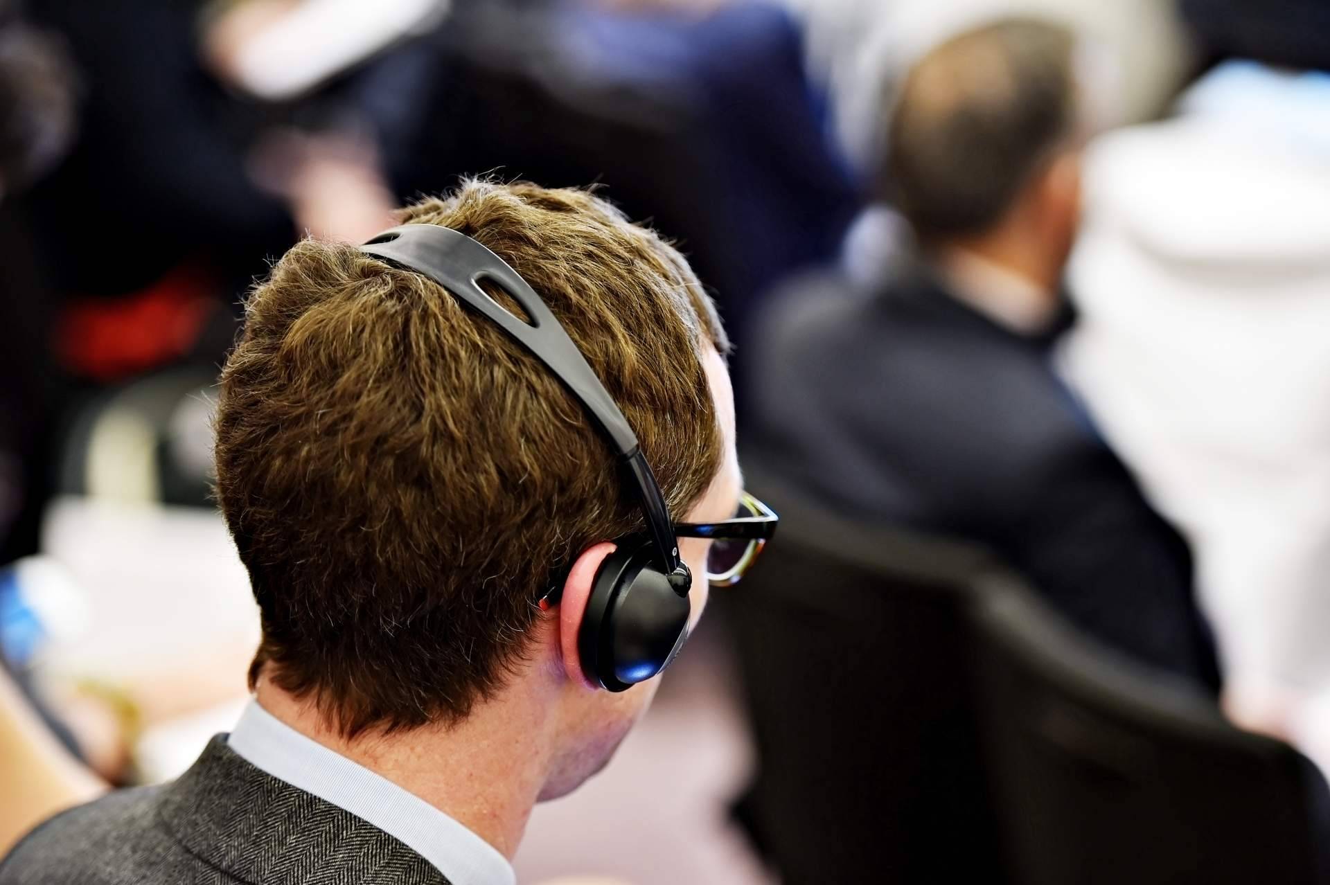 Traductor de voz con auriculares de Traductor.one, una de las mejores herramientas para entender otros idiomas