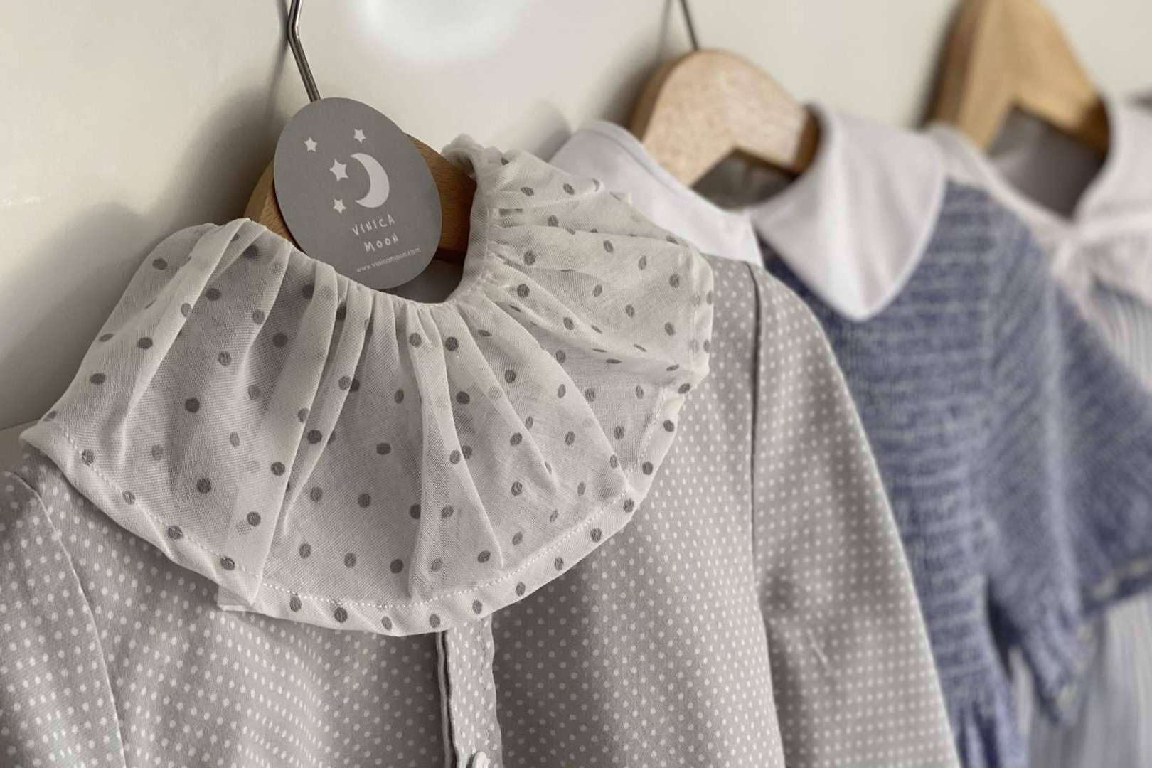 Una de las empresas referentes en el mundo de los complementos que fabrica cuellos de camisas es VinicaMoon