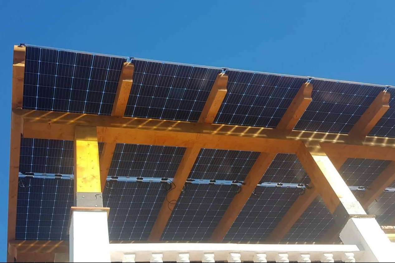 La pérgola solar fotovoltaica de Solar Energy se constituye como una alternativa para producir energía solar