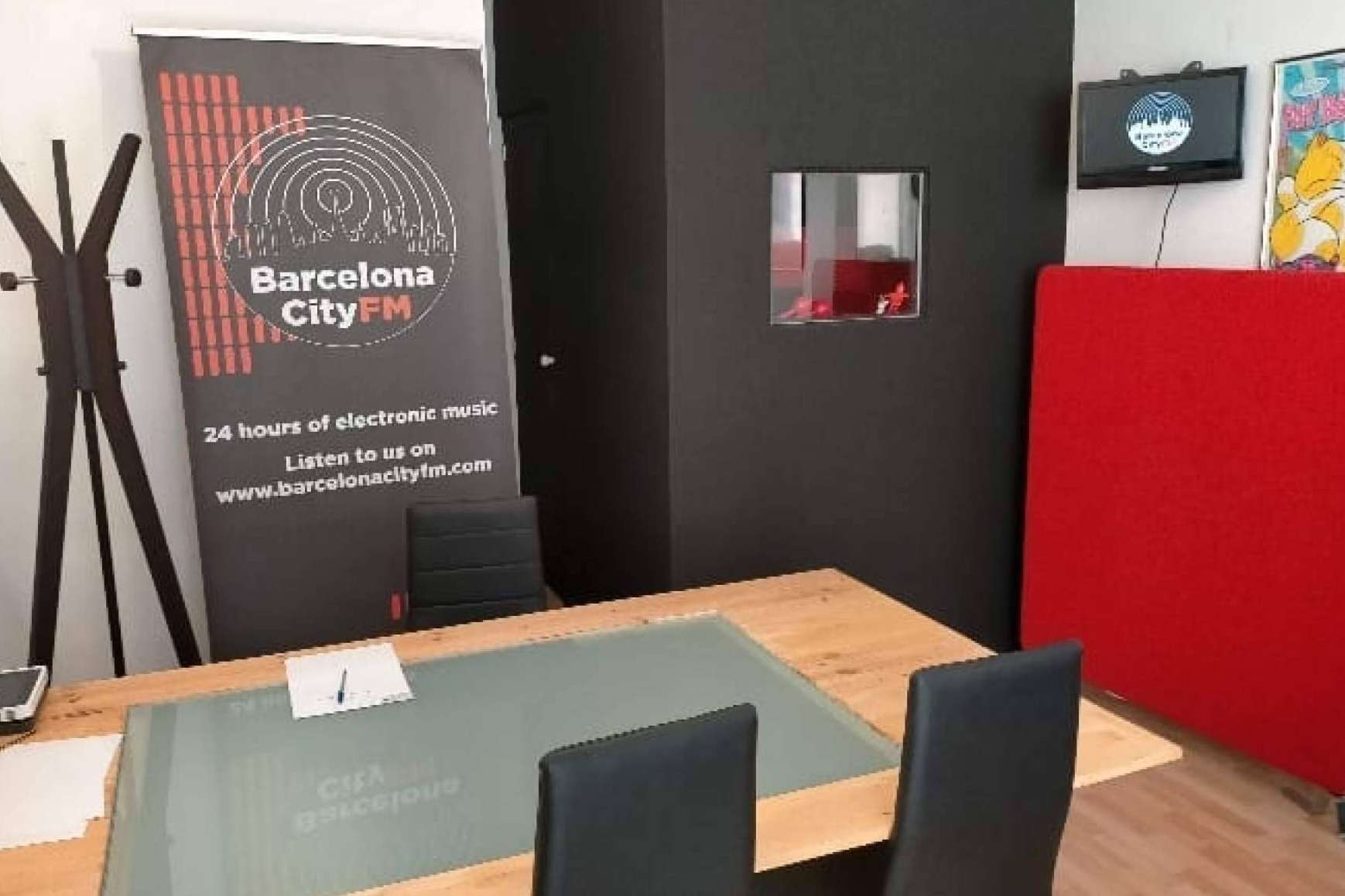Barcelona City FM es la emisora de radio online que ofrece música electrónica las 24 horas del día