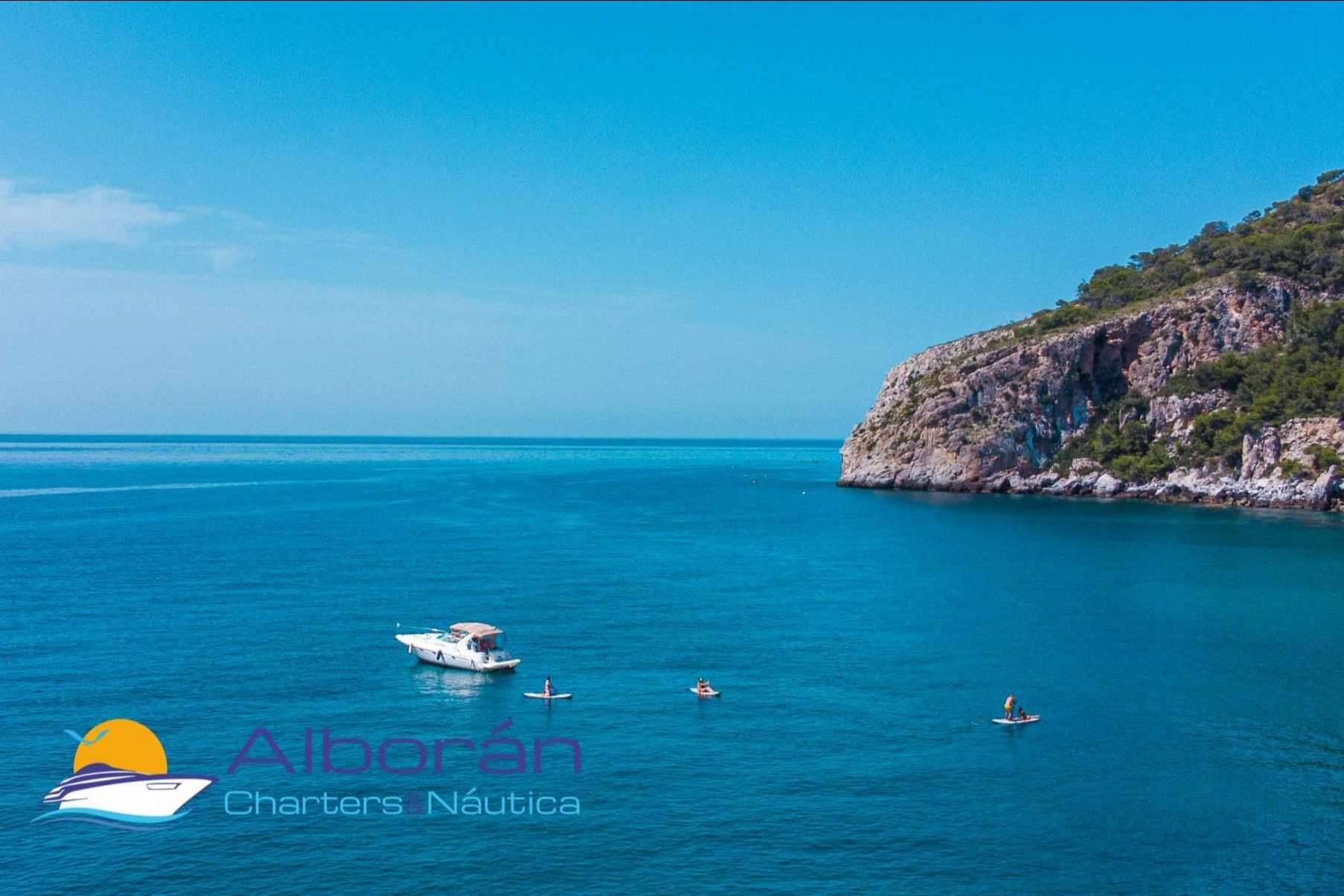 Disfrutar durante todo el año de los paseos en barco con Alboran Charters