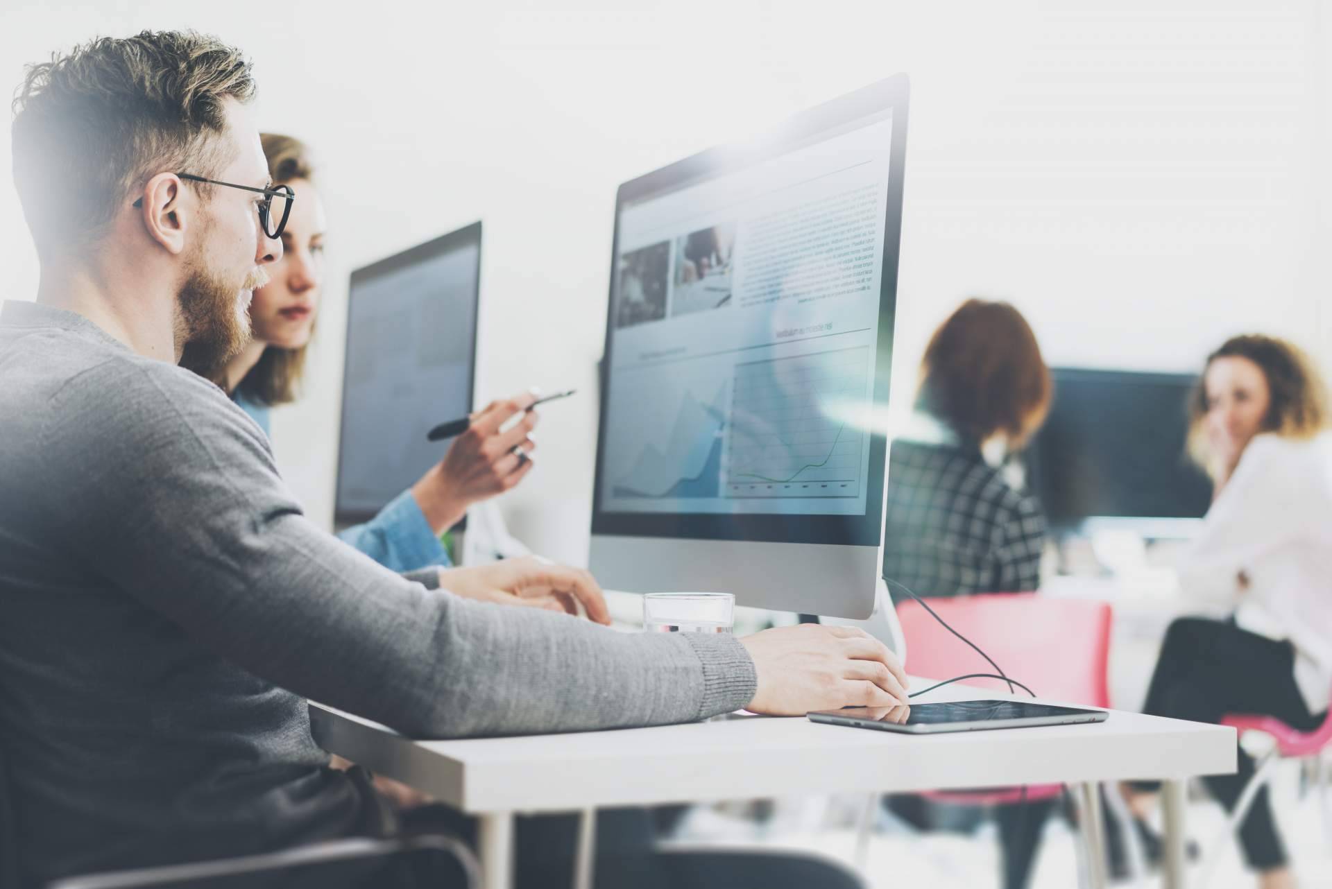 ¿Cuál es la diferencia entre indexar y desindexar contenido en internet?