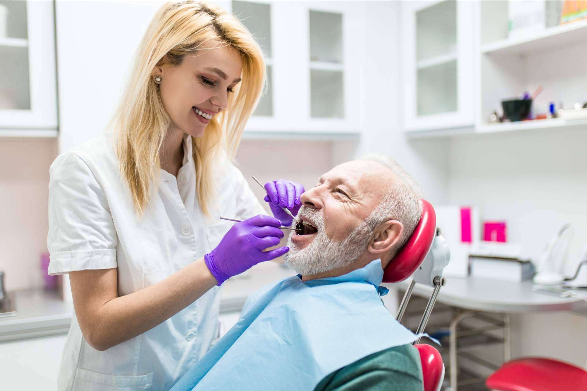 el medio digital para seleccionar a un especialista en implantes dentales