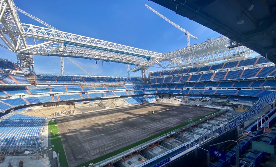 El Real Madrid vuelve a jugar en el Bernabéu entre andamios