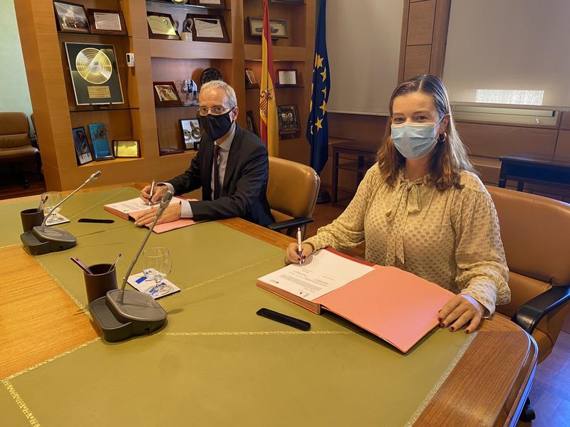 La Mesa del Tabaco y la AEAT colaborarán en la lucha contra el comercio ilícito de tabaco