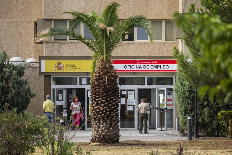El empleo en grandes empresas subió un 4,6% en agosto y las ventas moderaron su crecimiento al 0,1%