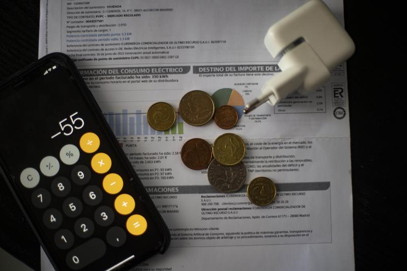 La OCU advierte que el recibo medio de la luz de octubre superará los 100 euros