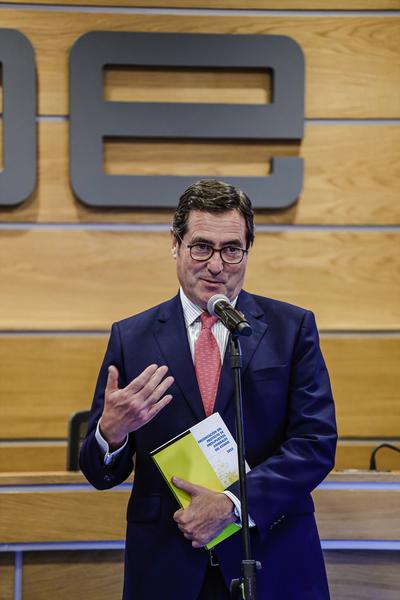 Garamendi cree que la reforma laboral es más compleja que una «guerra entre dos ministras»