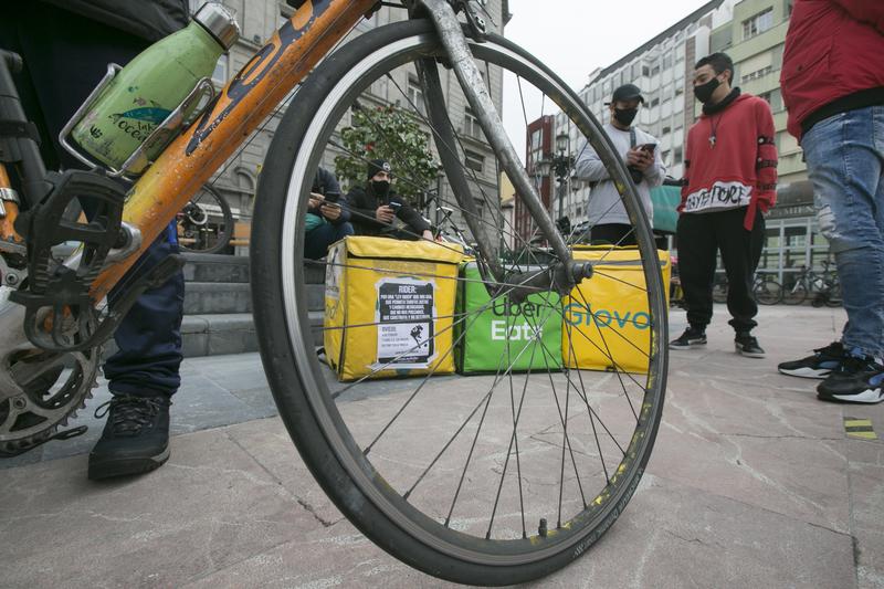 El regulador de Consumo de Polonia investiga a Uber Eats y Glovo por posibles fallos en el precio de pedidos