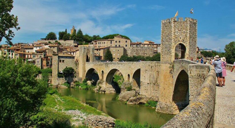 Pueblos bonitos de España donde apenas va a llover este puente 2 Merca2.es Besalú (Girona)