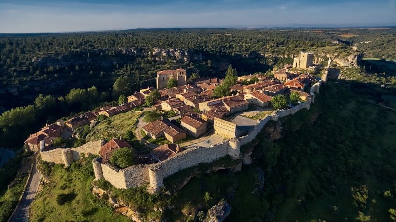 Pueblos bonitos de España donde apenas va a llover este puente 6 Merca2.es Calatañazor (Soria)