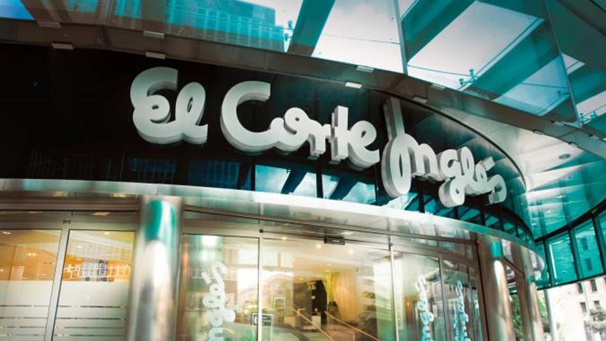 De color beige y con cinturón: la gabardina de El Corte Inglés que arrasa