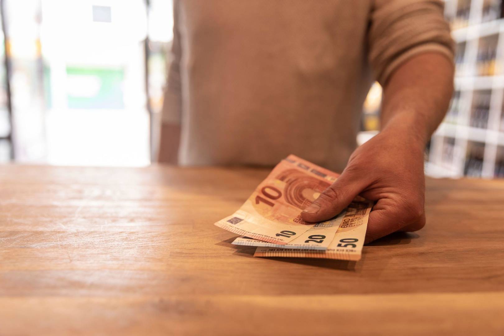 Aviso del Banco de España a los autónomos: no se pueden fraccionar los pagos en efectivo